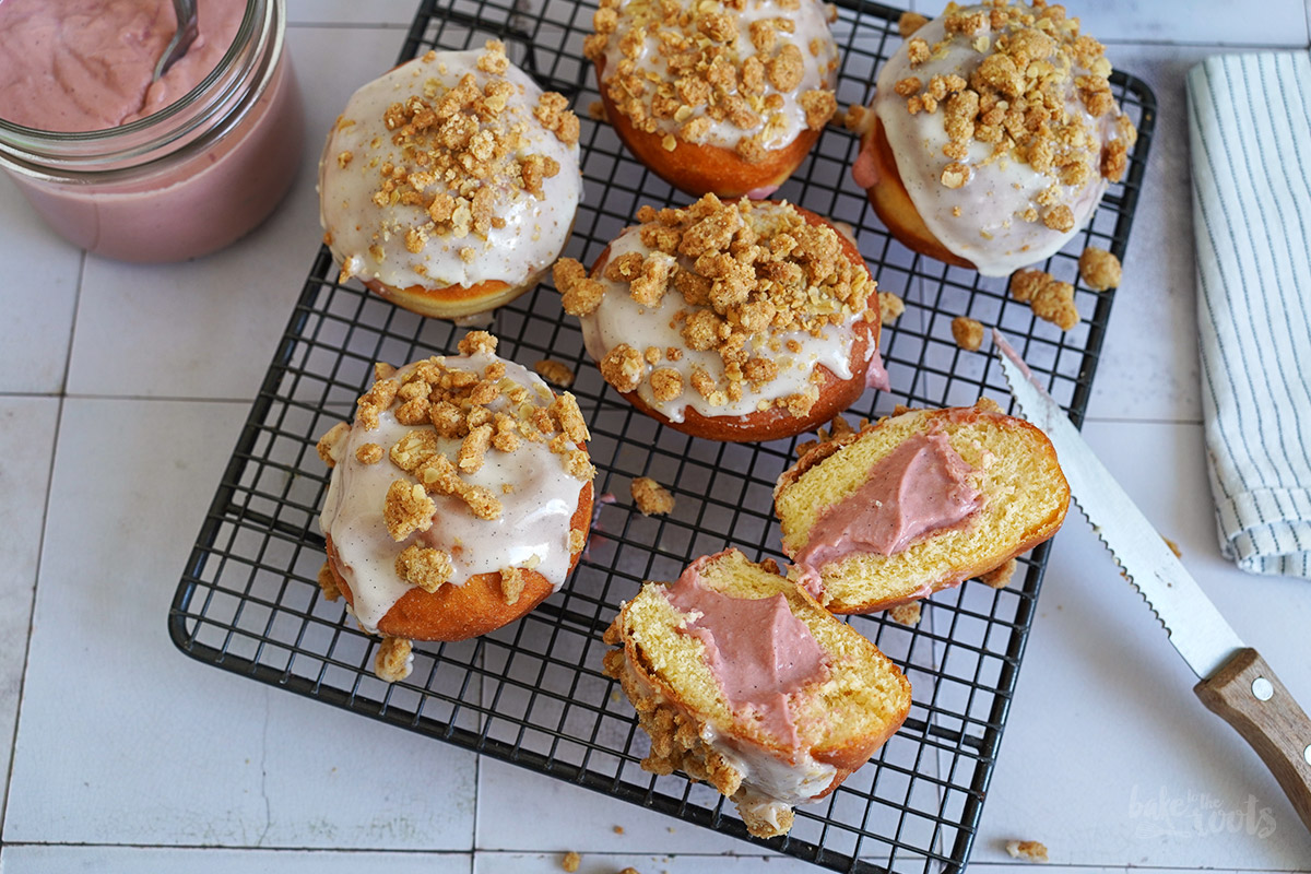 Rhabarber Streusel Donuts | Bake to the roots