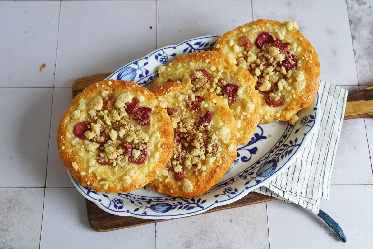Streuseltaler mit Rhabarber (mit Quark-Öl-Teig) | Bake to the roots