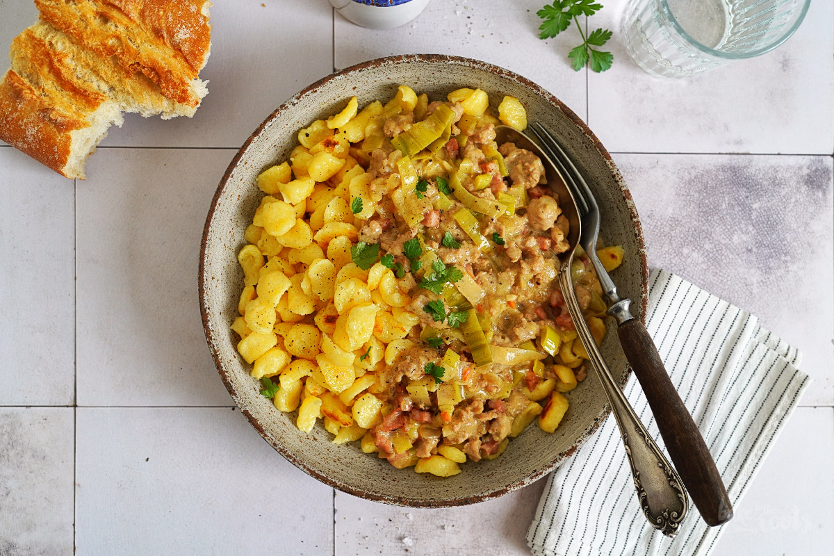 Knöpfle mit Lauch & Hackfleisch | Bake to the roots