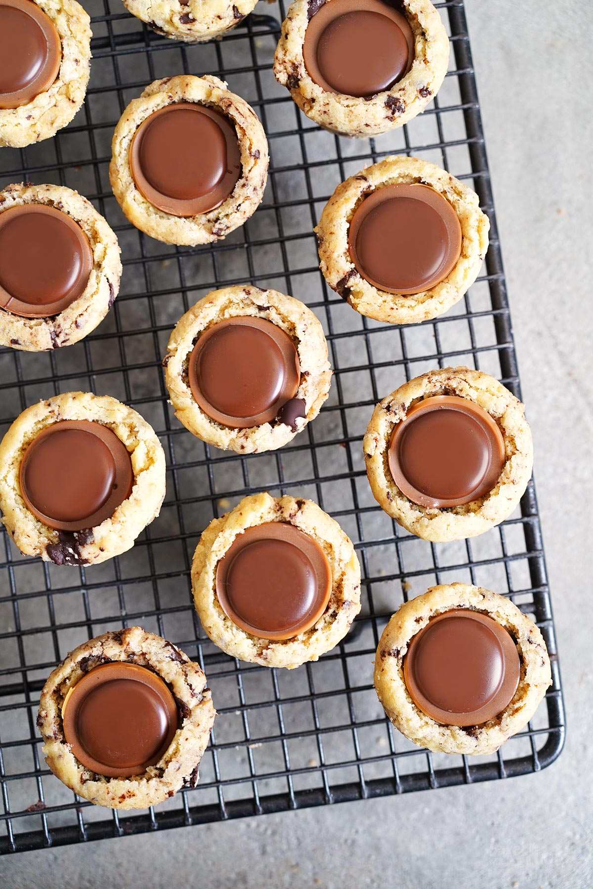 Toffifee Chocolate Chip Cookie Cups | Bake to the roots