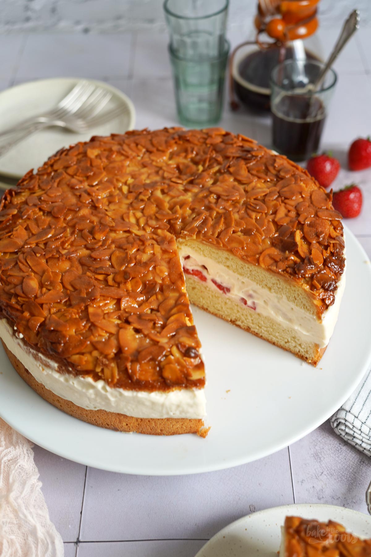 Einfacher Bienenstich mit Erdbeeren | Bake to the roots