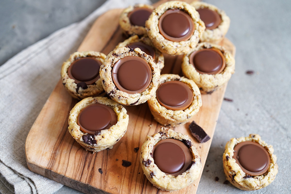 Toffifee Chocolate Chip Cookie Cups | Bake to the roots