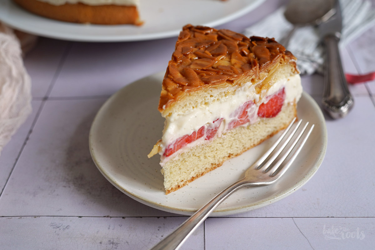 Einfacher Bienenstich mit Erdbeeren | Bake to the roots | Bake to the roots