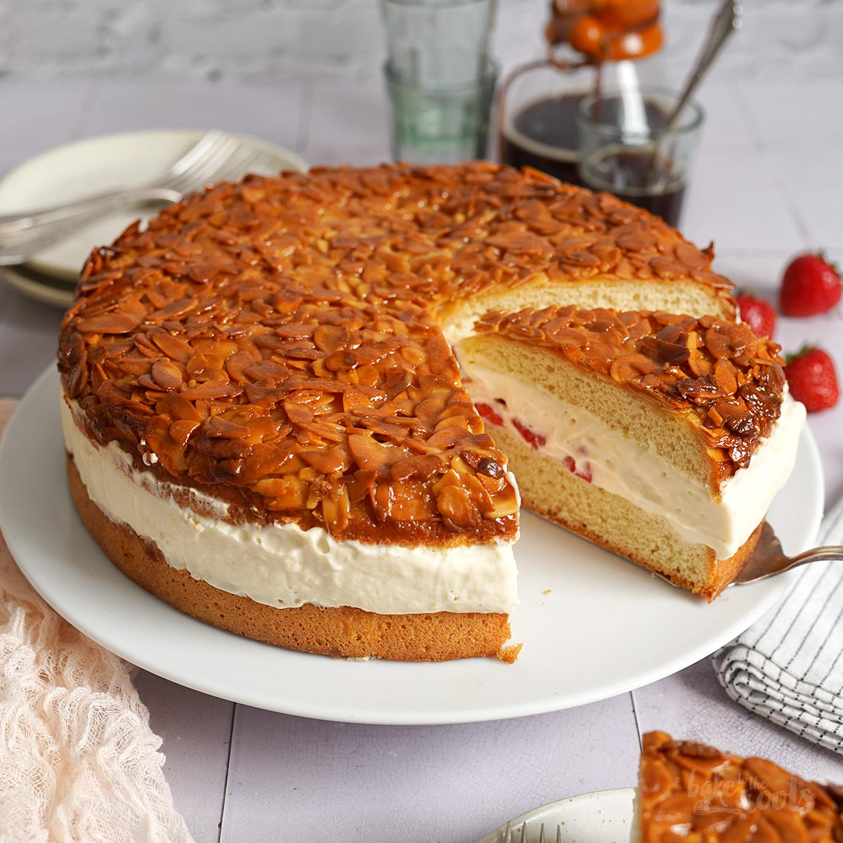 Einfacher Bienenstich mit Erdbeeren | Bake to the roots