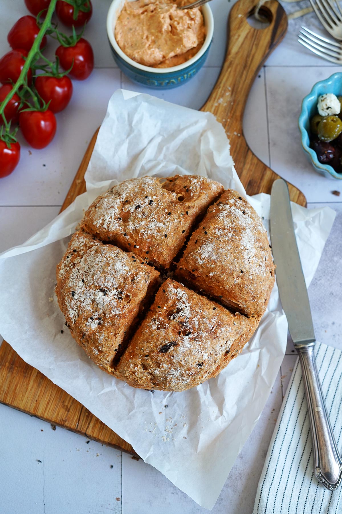 Schnelles Tomaten Soda Bread mit Schwarzkümmel | Bake to the roots