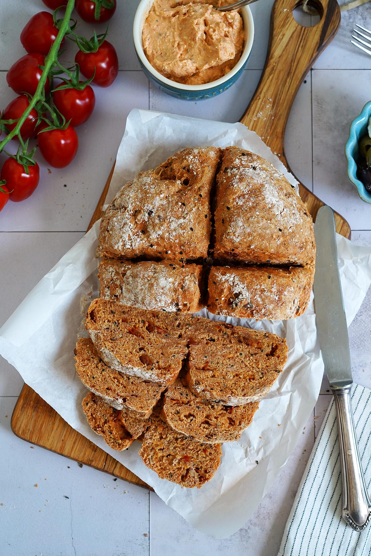 Schnelles Tomaten Soda Bread mit Schwarzkümmel | Bake to the roots
