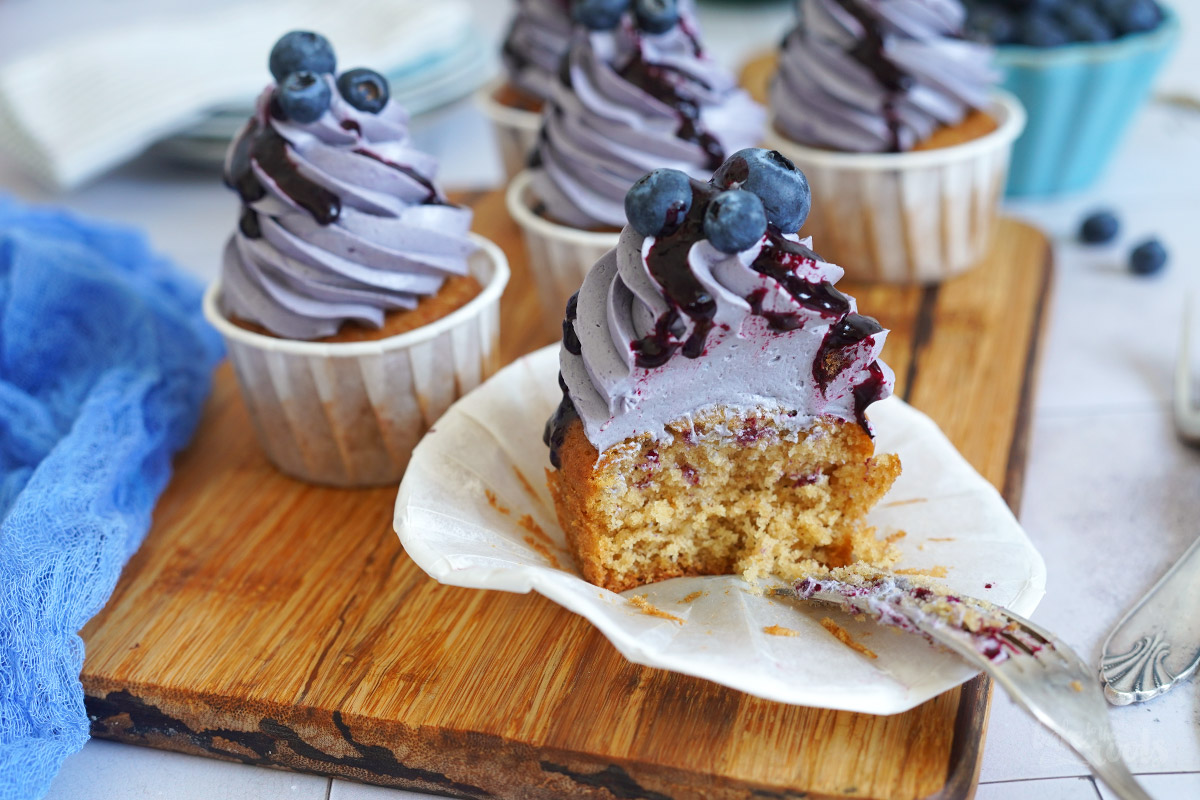 Einfache Blaubeeren Cupcakes | Bake to the roots