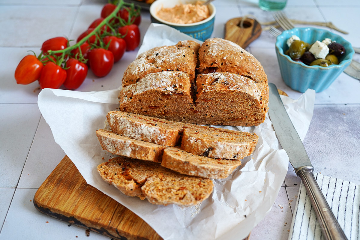 Schnelles Tomaten Soda Bread mit Schwarzkümmel | Bake to the roots