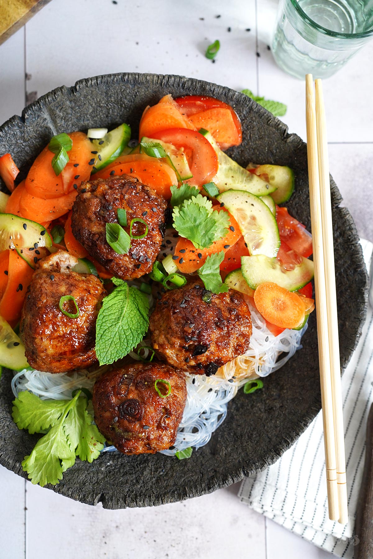 Vermicelli Glasnudelsalat mit Hackbällchen | Bake to the roots