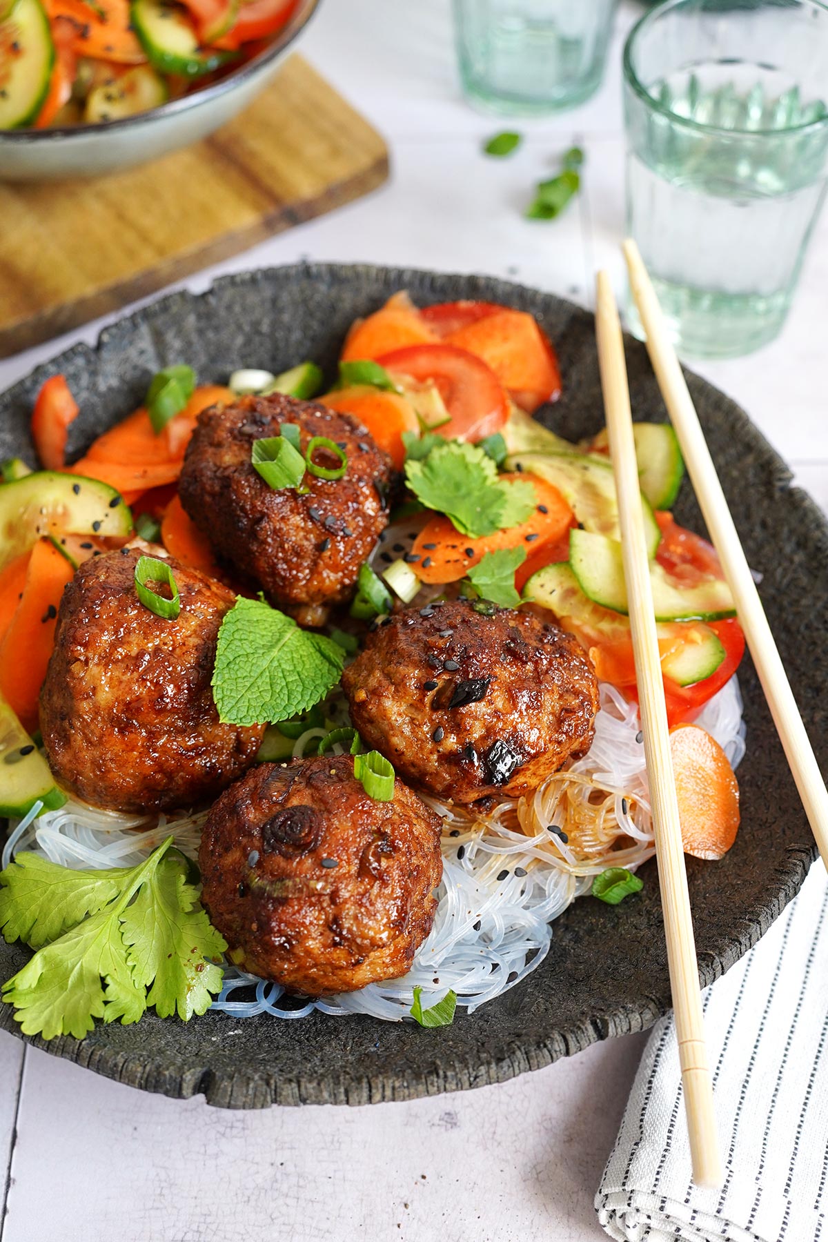 Vermicelli Glasnudelsalat mit Hackbällchen | Bake to the roots
