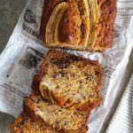 Bananenbrot mit Schokolade & Walnüssen | Bake to the roots