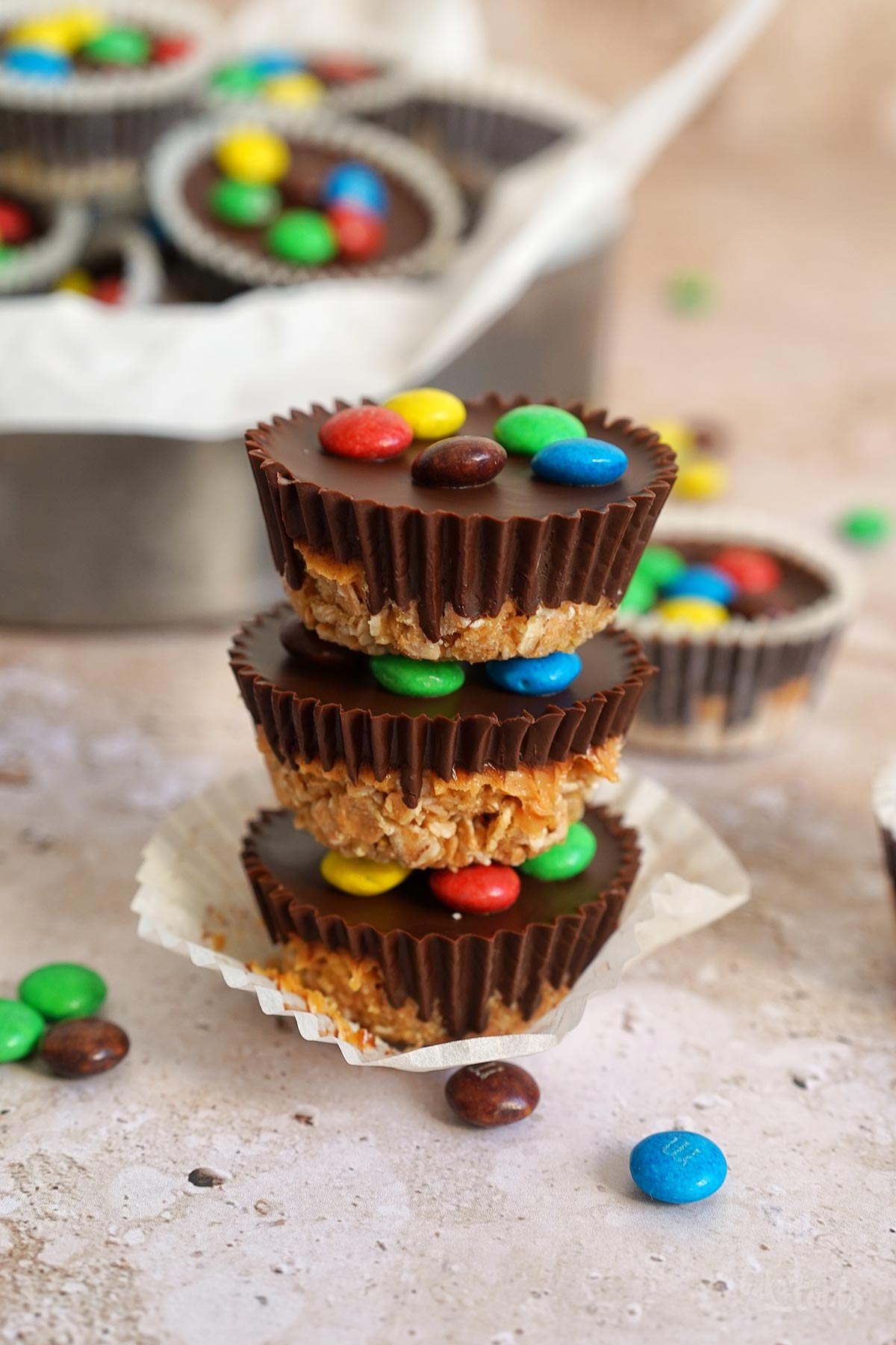 Mini M&M's Cookie Cups mit Dinkelflocken | Bake to the roots