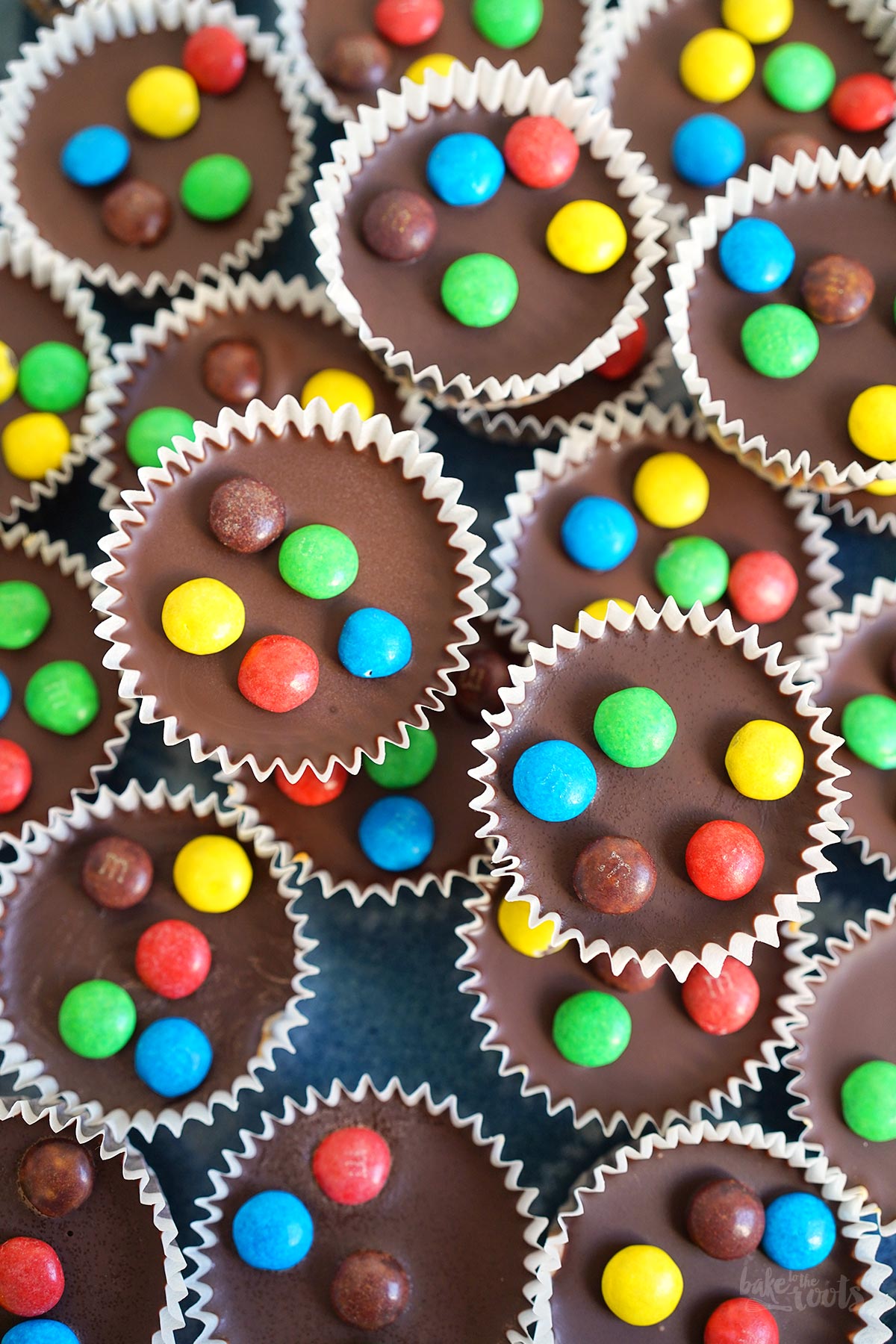 Mini M&M's Cookie Cups mit Dinkelflocken | Bake to the roots