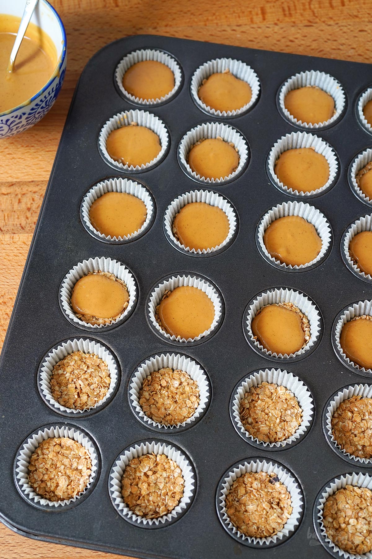 Mini M&M's Cookie Cups mit Dinkelflocken | Bake to the roots