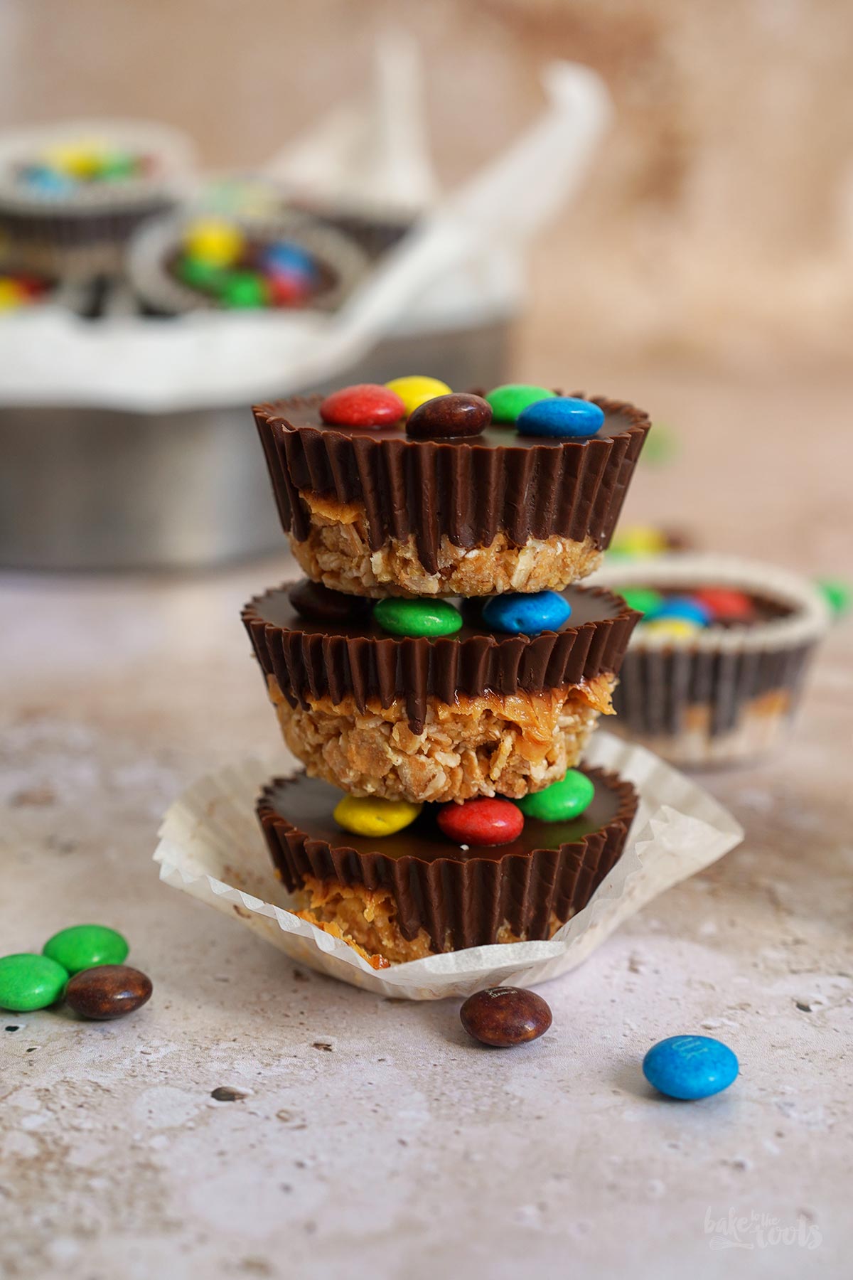 Mini M&M's Cookie Cups mit Dinkelflocken | Bake to the roots