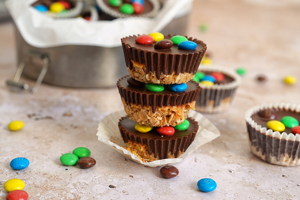 Mini M&M's Cookie Cups mit Dinkelflocken | Bake to the roots