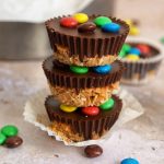 Mini M&M's Cookie Cups mit Dinkelflocken | Bake to the roots