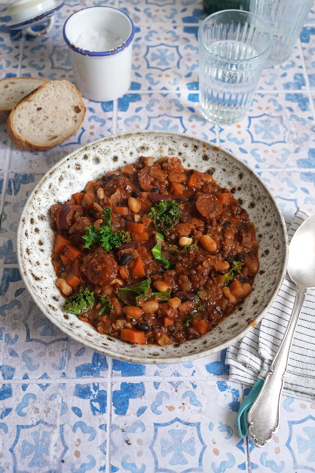 Eintopf mit Bohnen, Linsen & Knackern | Bake to the roots