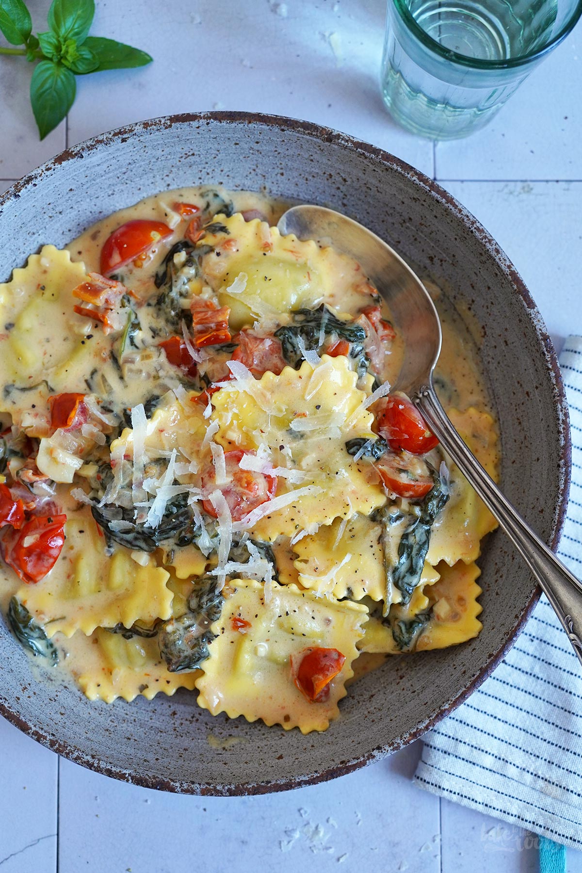 Ravioli mit Tomaten & Spinat | Bake to the roots