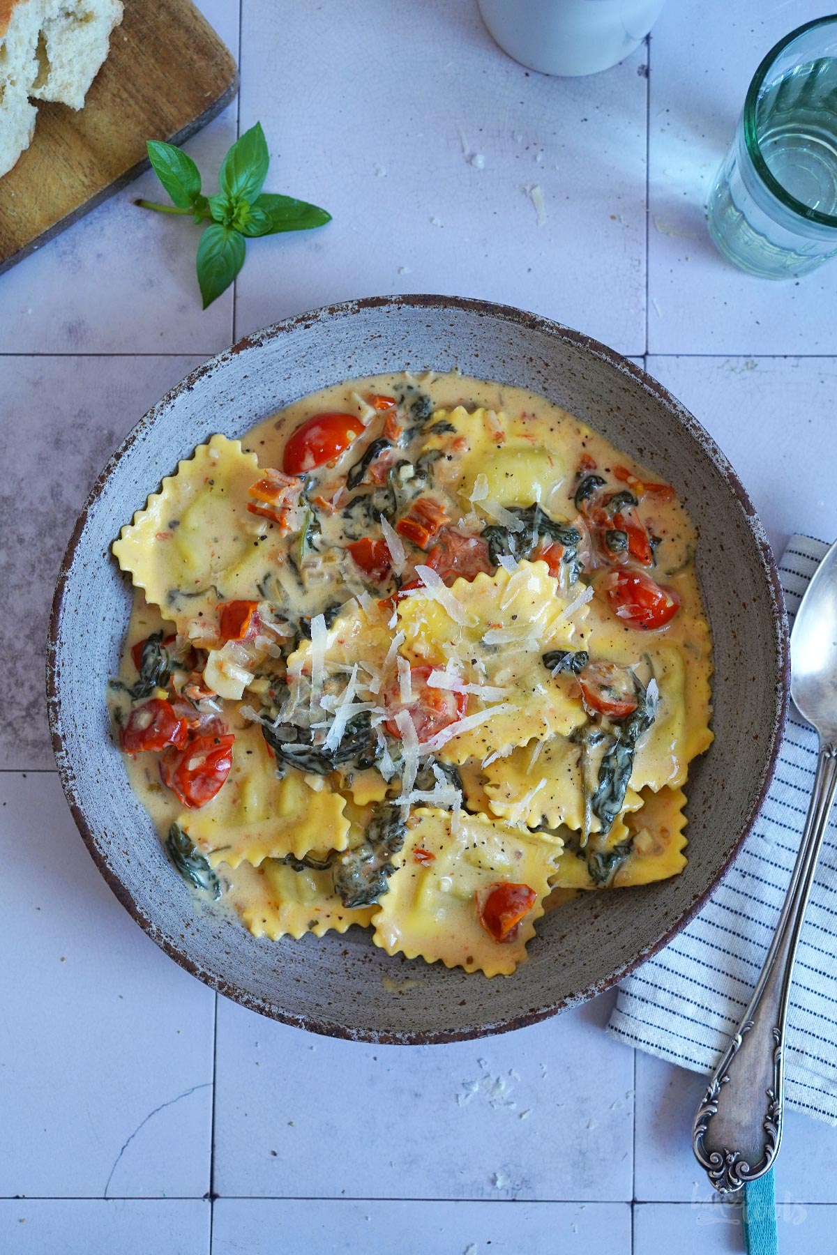 Ravioli mit Tomaten & Spinat | Bake to the roots