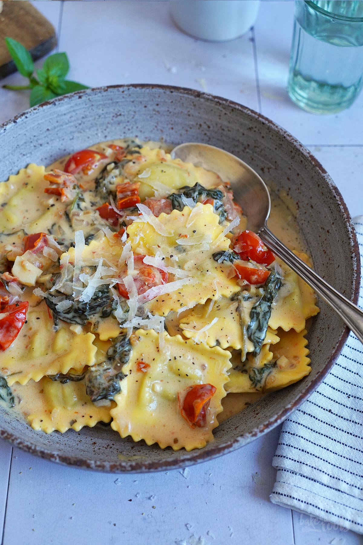 Ravioli mit Tomaten & Spinat | Bake to the roots