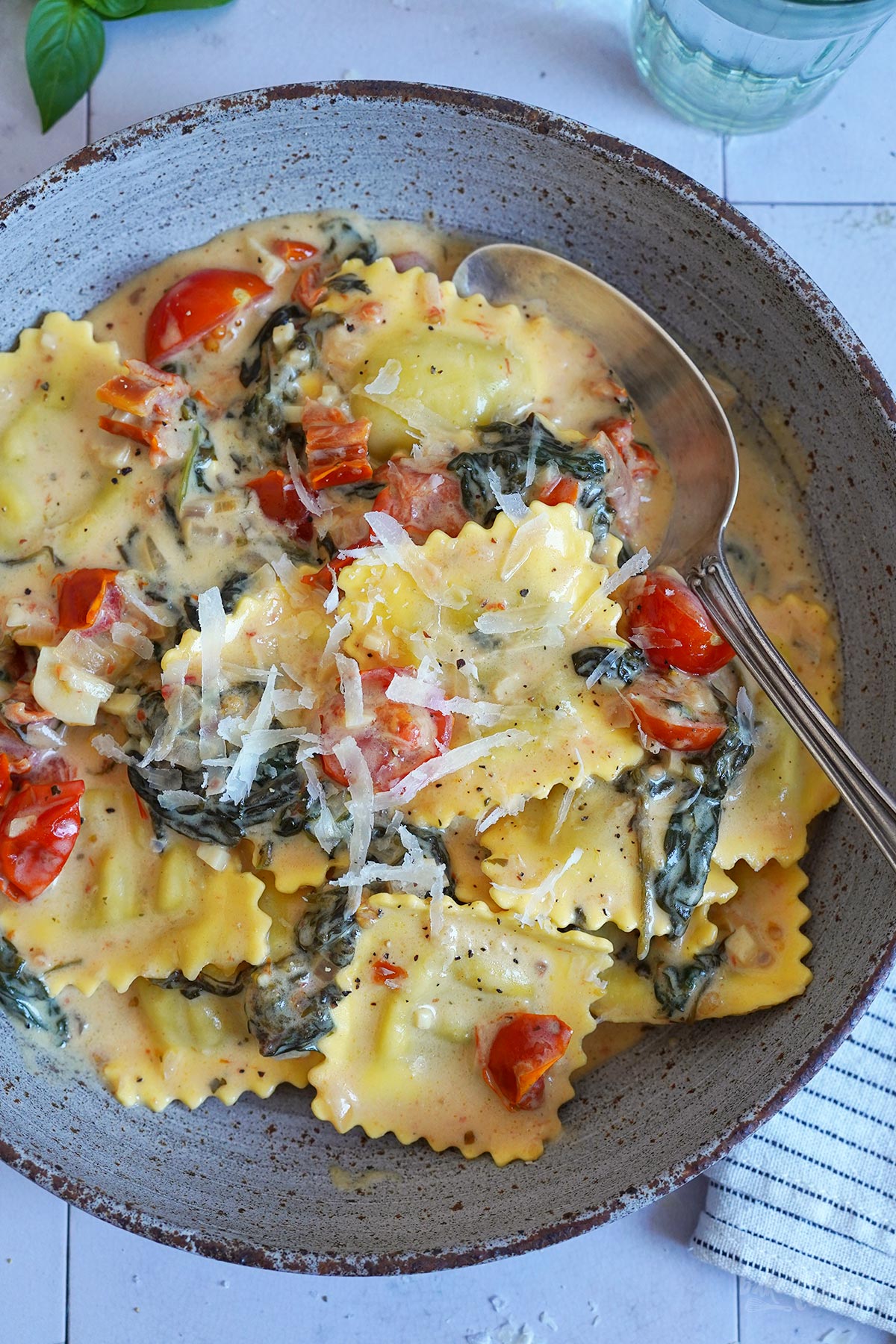Ravioli mit Tomaten & Spinat | Bake to the roots