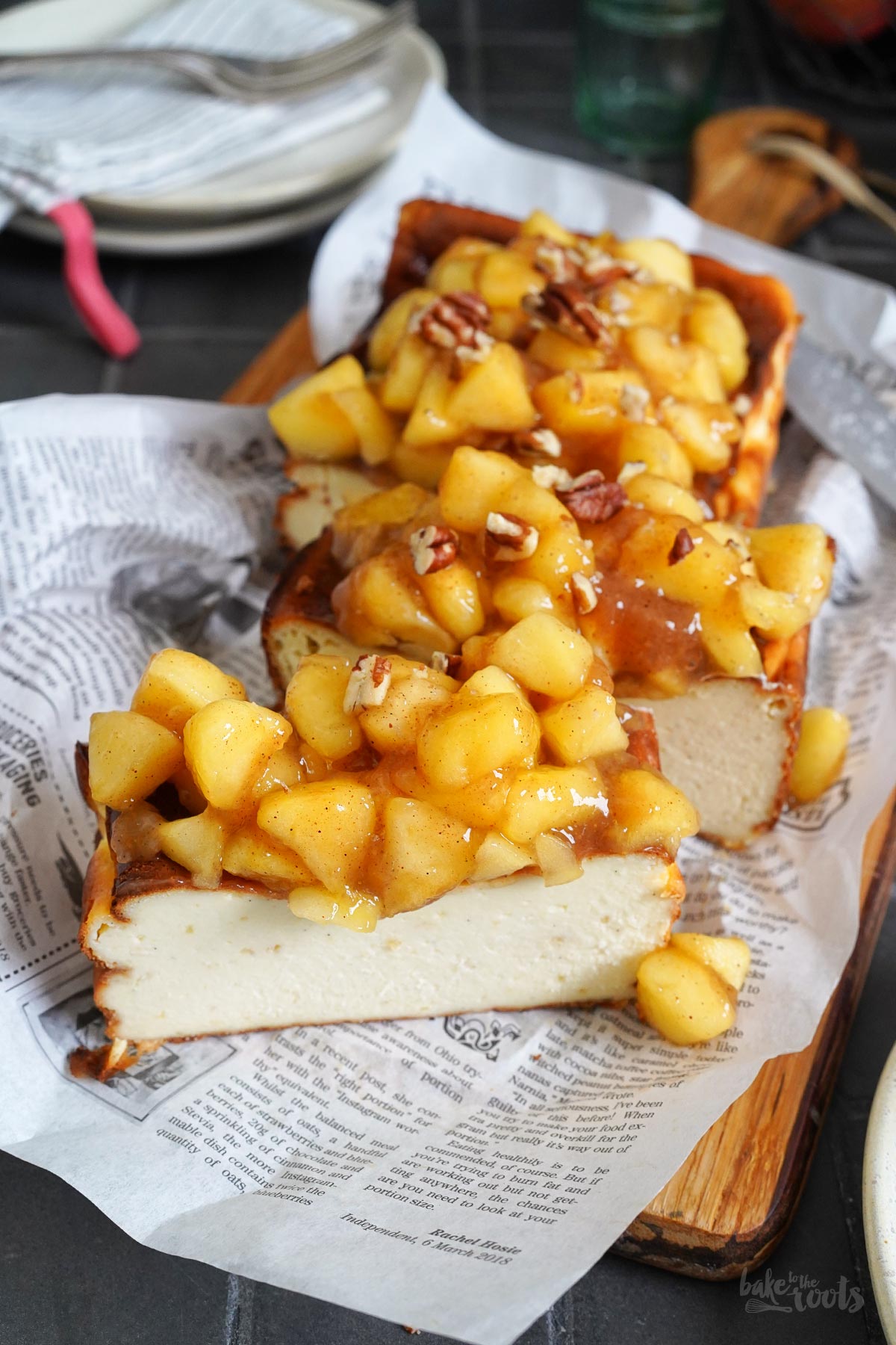 Baskischer Käsekuchen mit Apfelkompott | Bake to the roots