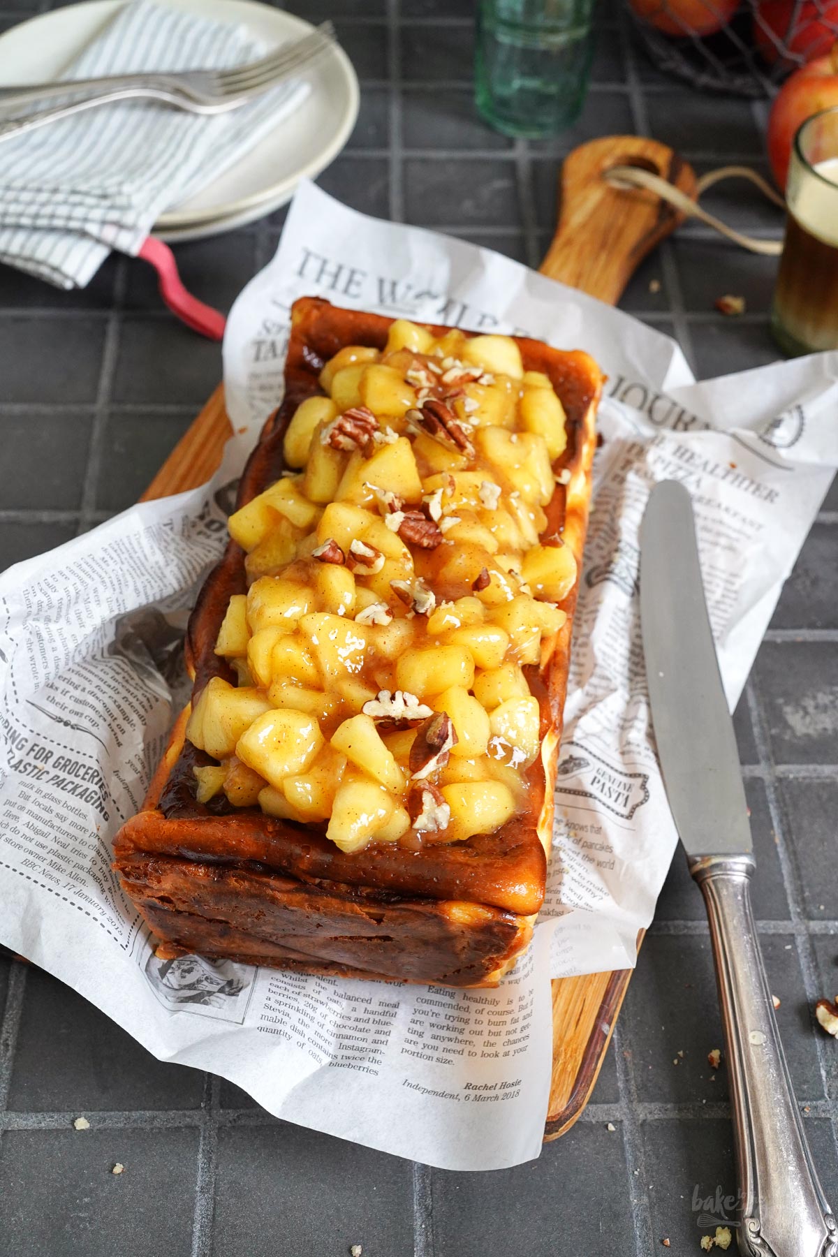 Baskischer Käsekuchen mit Apfelkompott | Bake to the roots