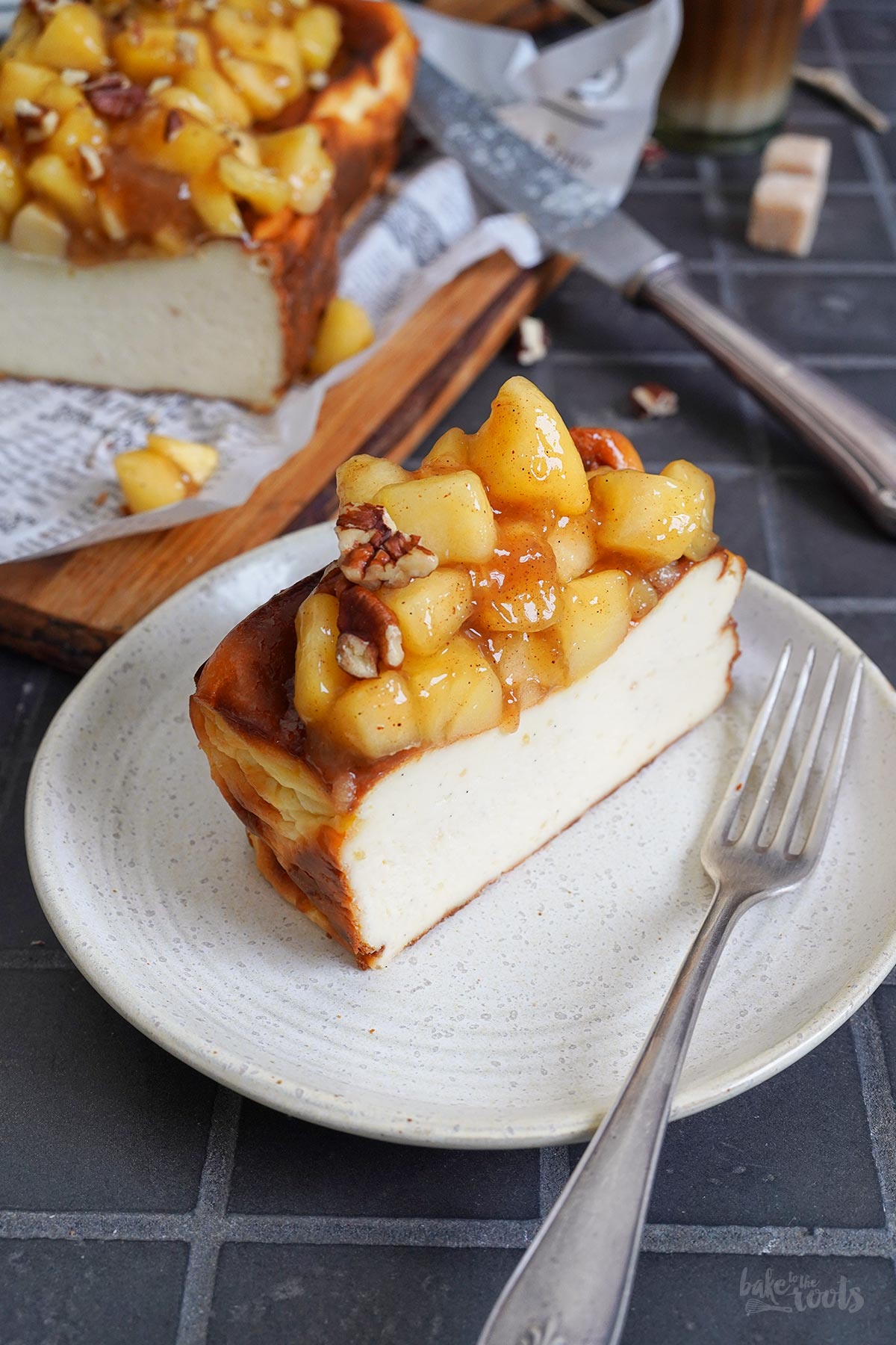 Baskischer Käsekuchen mit Apfelkompott | Bake to the roots