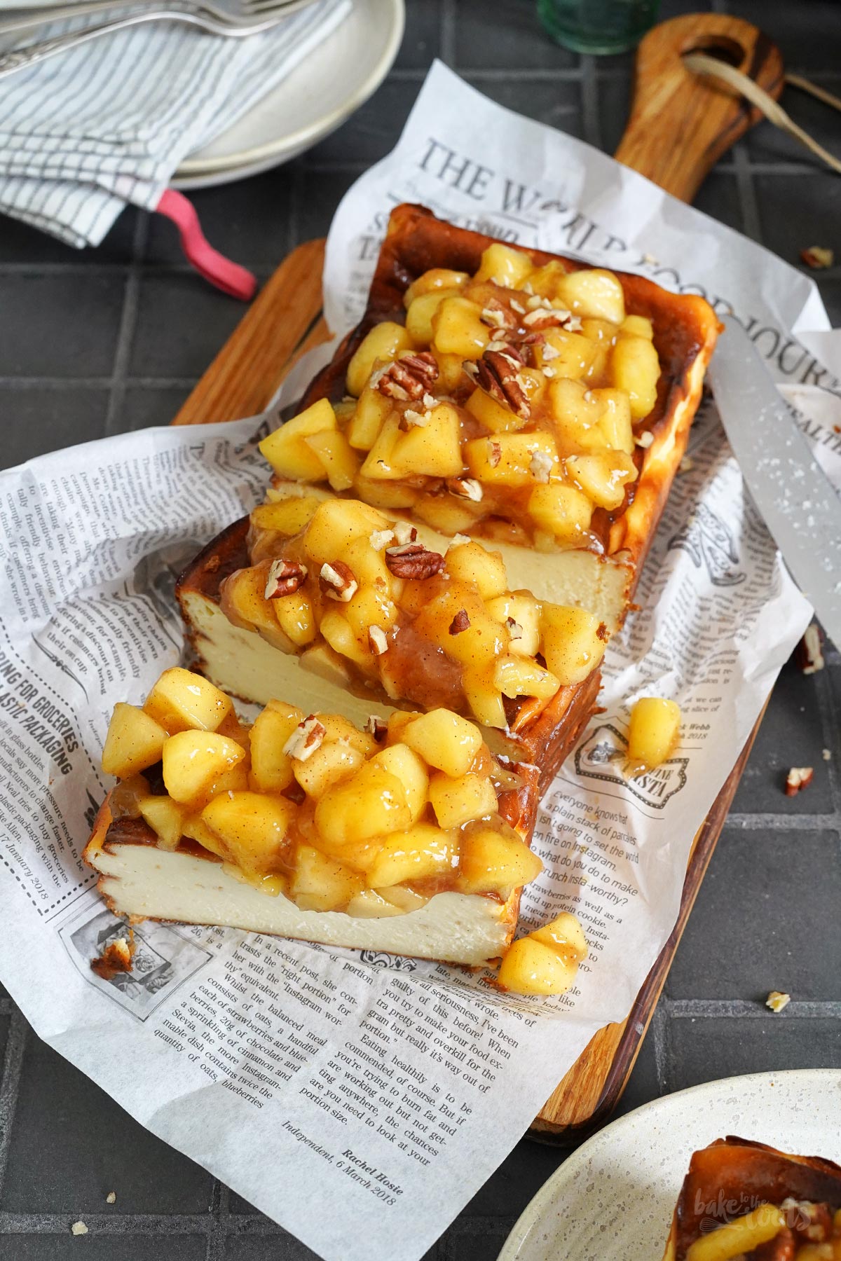 Baskischer Käsekuchen mit Apfelkompott | Bake to the roots