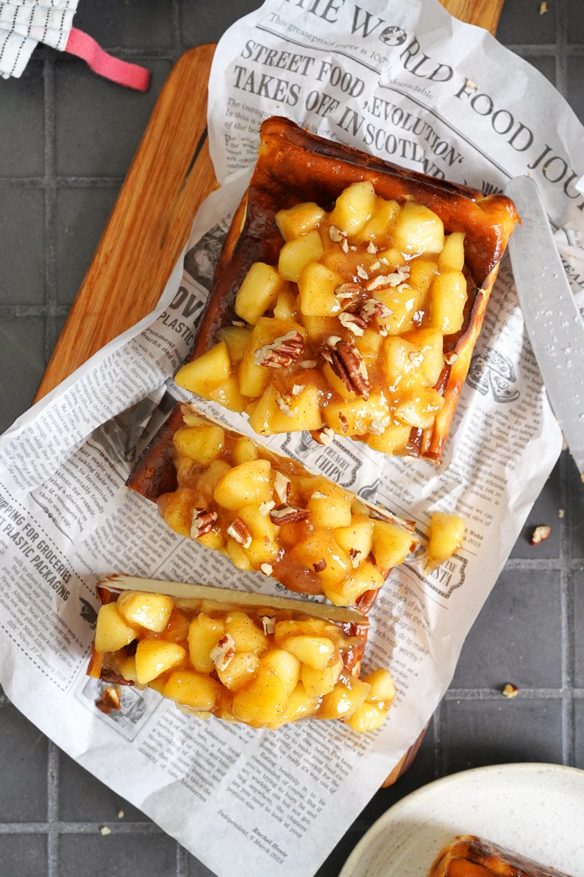 Baskischer Käsekuchen mit Apfelkompott | Bake to the roots