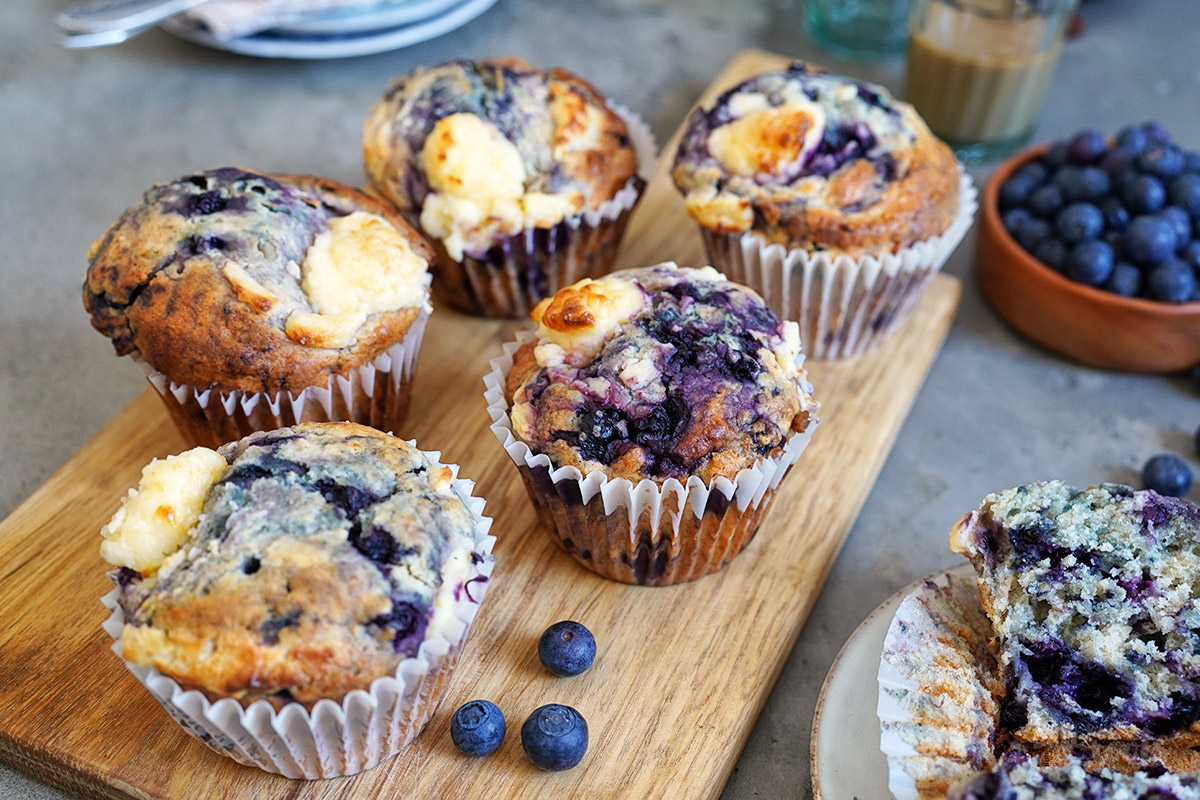XL Blaubeeren Cheesecake Muffins | Bake to the roots