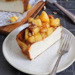 Baskischer Käsekuchen mit Apfelkompott | Bake to the roots