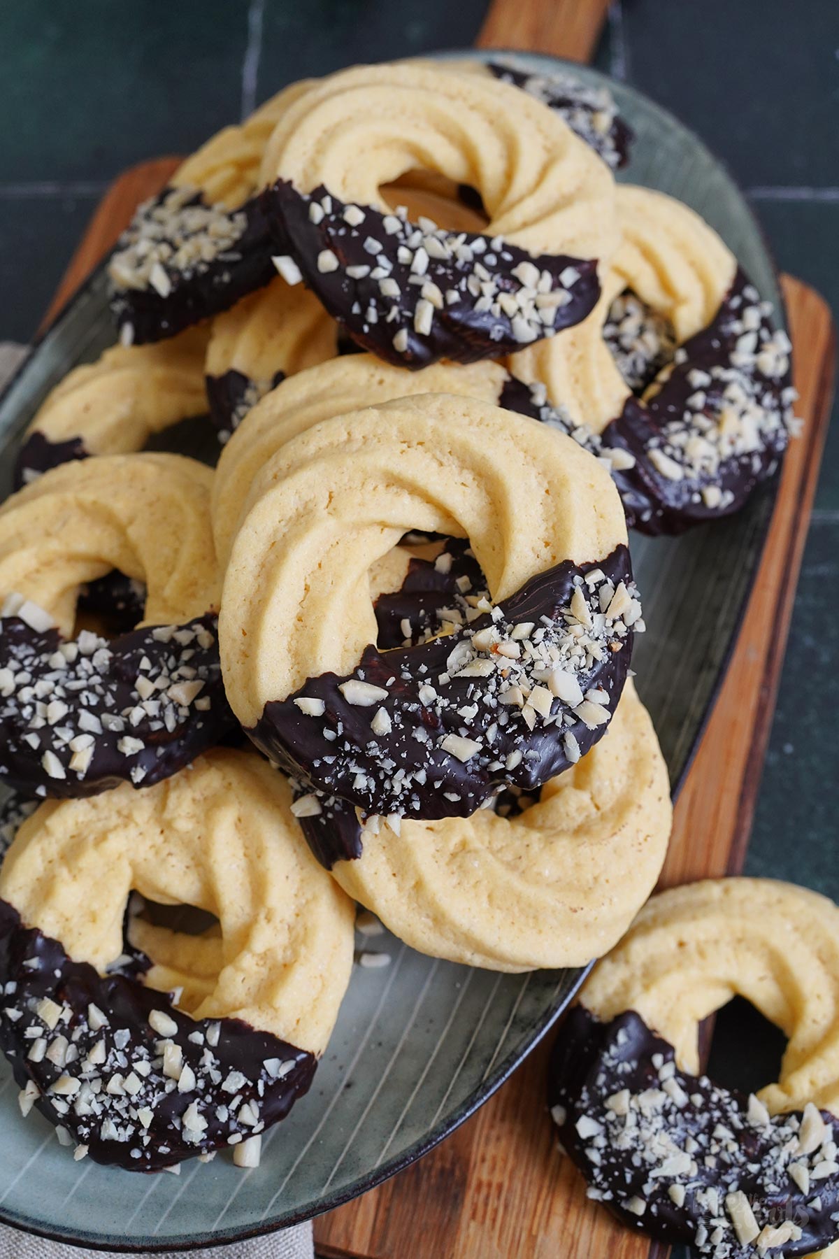 Einfaches Spritzgebäck mit Schokolade | Bake to the roots
