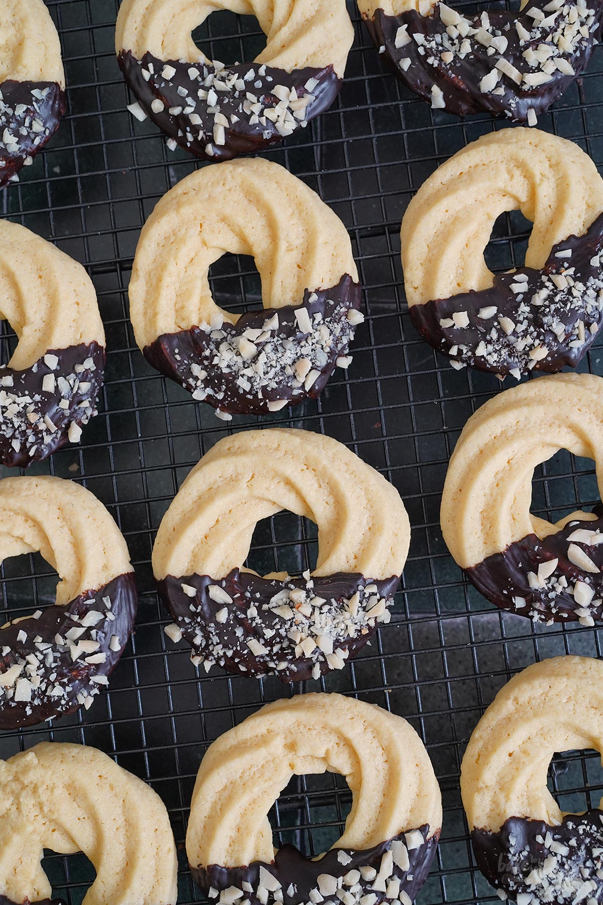 Einfaches Spritzgebäck mit Schokolade | Bake to the roots