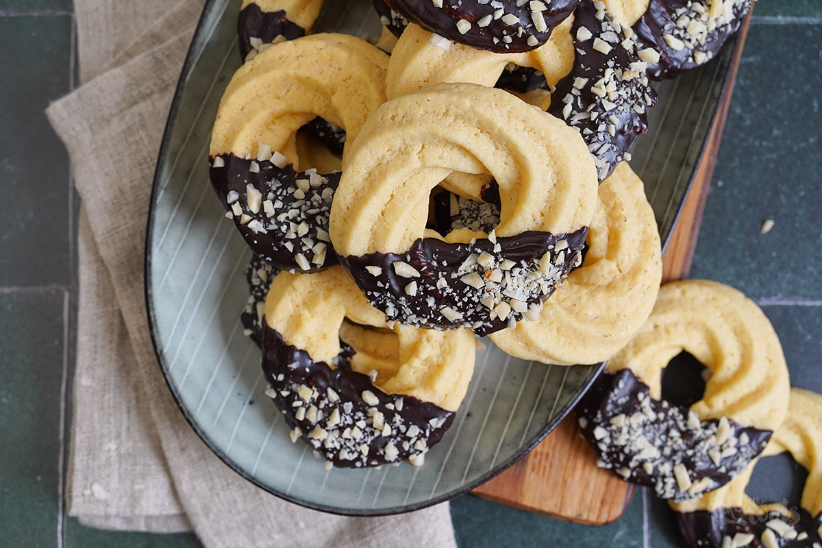Einfaches Spritzgebäck mit Schokolade | Bake to the roots
