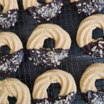 Einfaches Spritzgebäck mit Schokolade | Bake to the roots