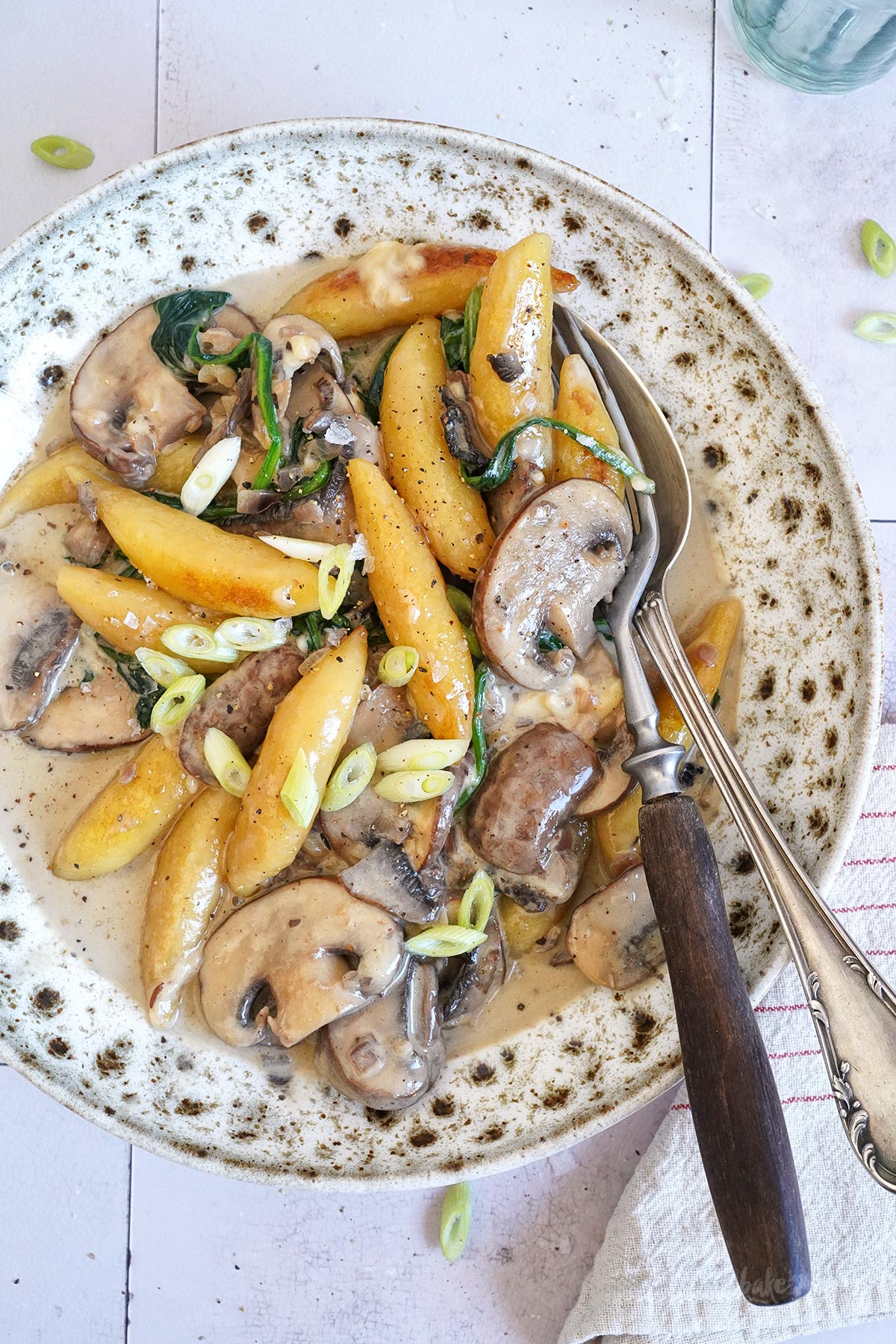 Pilz-Rahm-Pfanne mit Schupfnudeln & Spinat | Bake to the roots