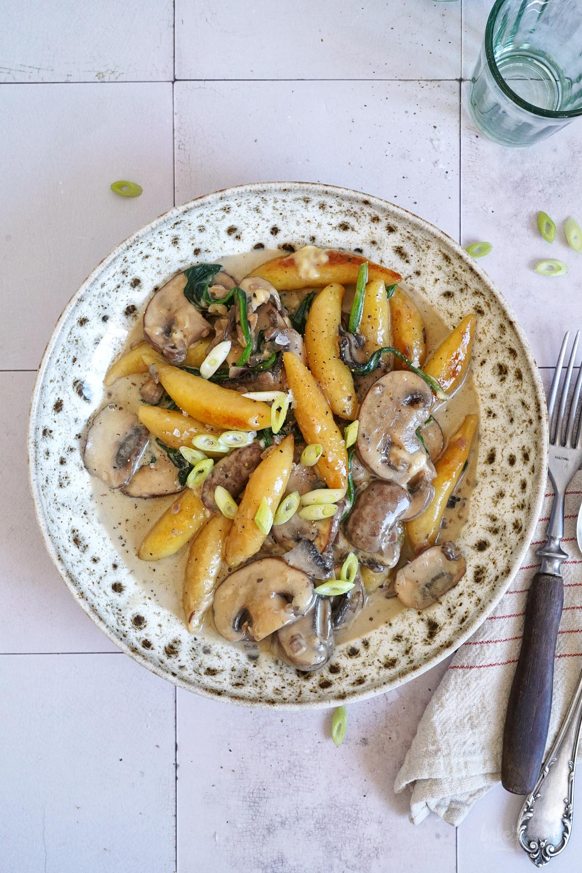 Pilz-Rahm-Pfanne mit Schupfnudeln & Spinat | Bake to the roots