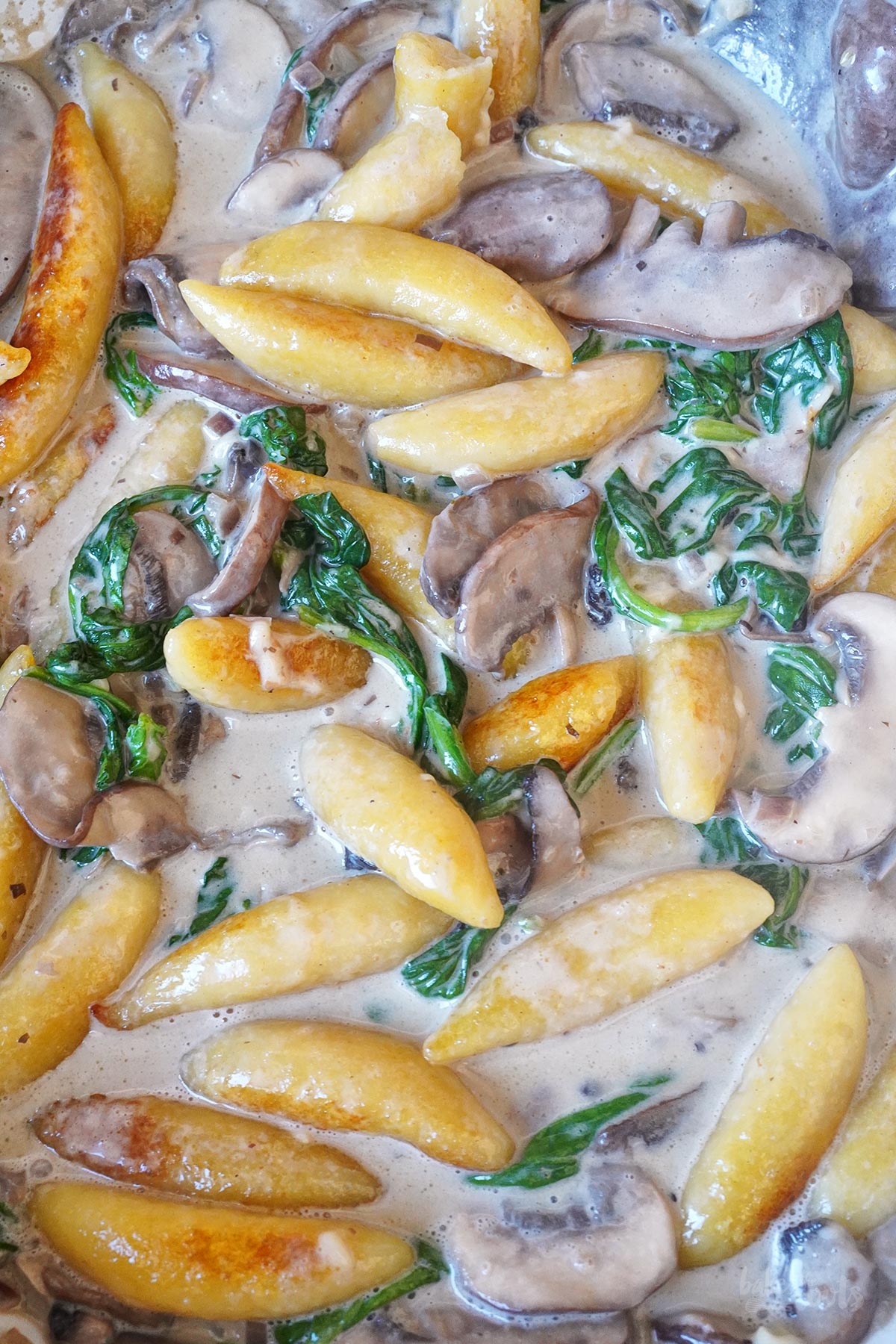 Pilz-Rahm-Pfanne mit Schupfnudeln & Spinat | Bake to the roots
