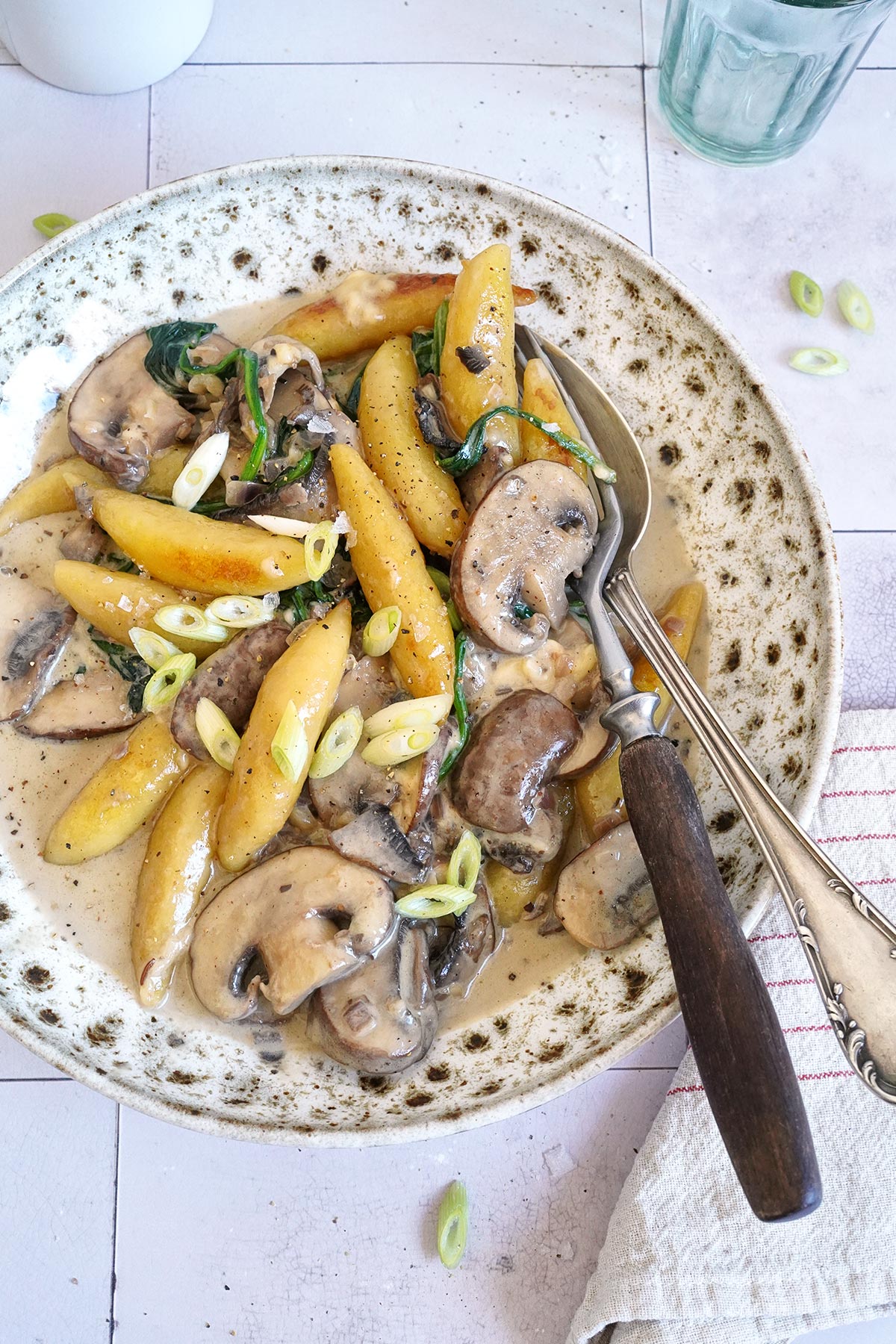 Pilz-Rahm-Pfanne mit Schupfnudeln & Spinat | Bake to the roots