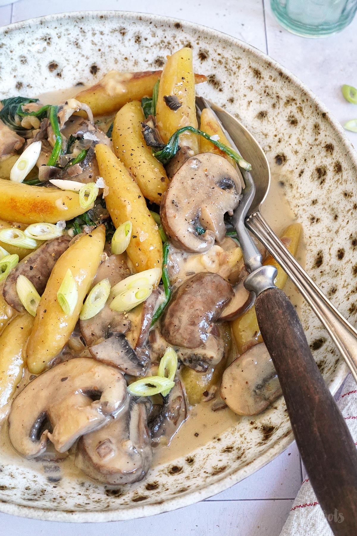 Pilz-Rahm-Pfanne mit Schupfnudeln & Spinat | Bake to the roots