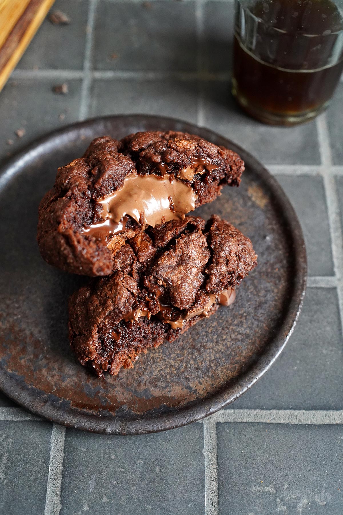 NY Style Schokolade Cookies mit Nuss-Nougat Füllung | Bake to the roots