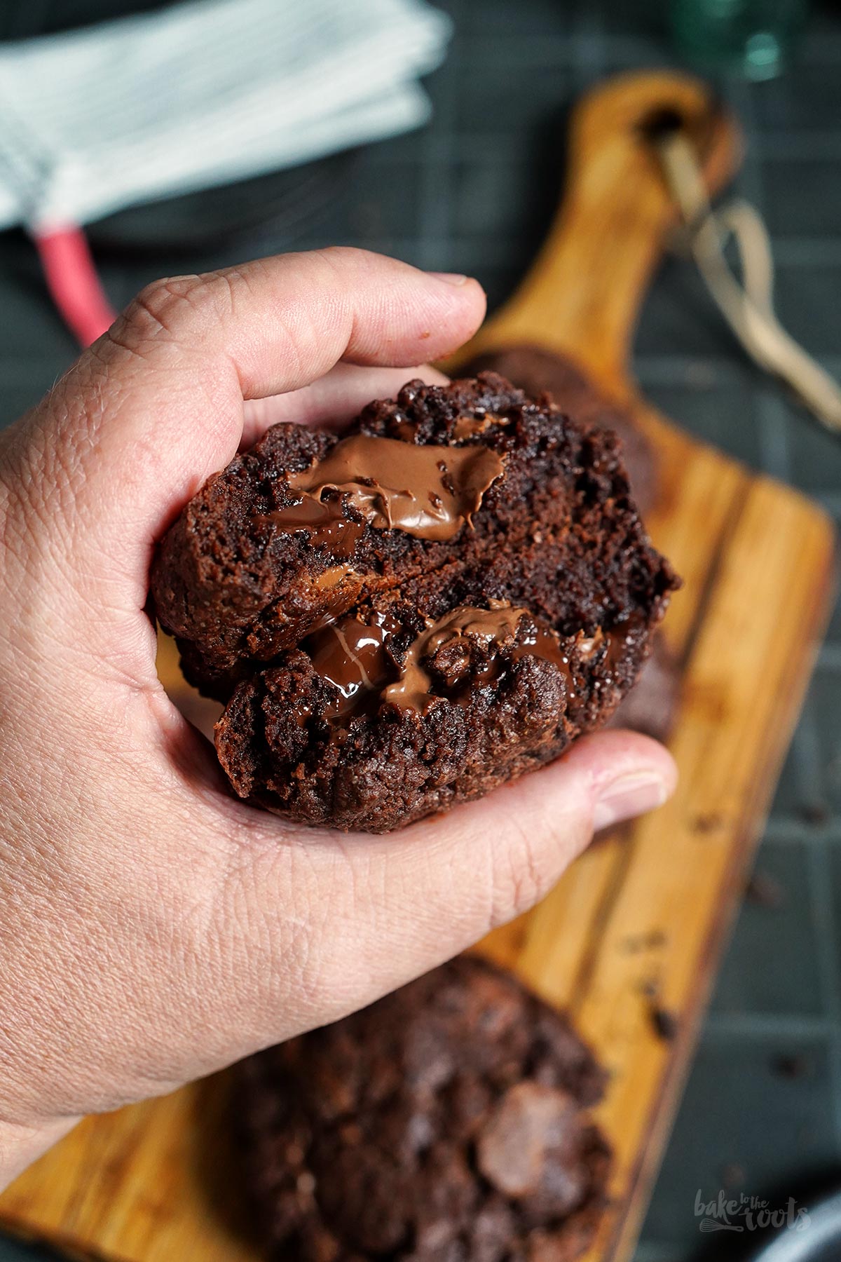 NY Style Schokolade Cookies mit Nuss-Nougat Füllung | Bake to the roots