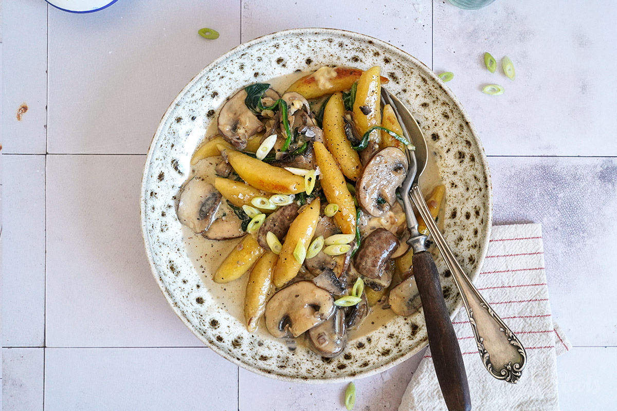 Pilz-Rahm-Pfanne mit Schupfnudeln & Spinat | Bake to the roots