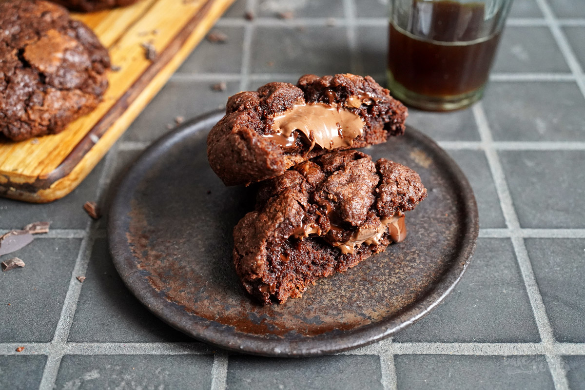 NY Style Schokolade Cookies mit Nuss-Nougat Füllung | Bake to the roots