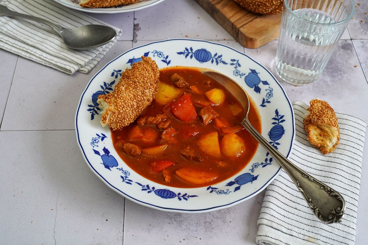 Einfache Gulaschsuppe | Bake to the roots | Bake to the roots
