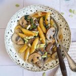 Pilz-Rahm-Pfanne mit Schupfnudeln & Spinat | Bake to the roots