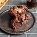 NY Style Schokolade Cookies mit Nuss-Nougat Füllung | Bake to the roots