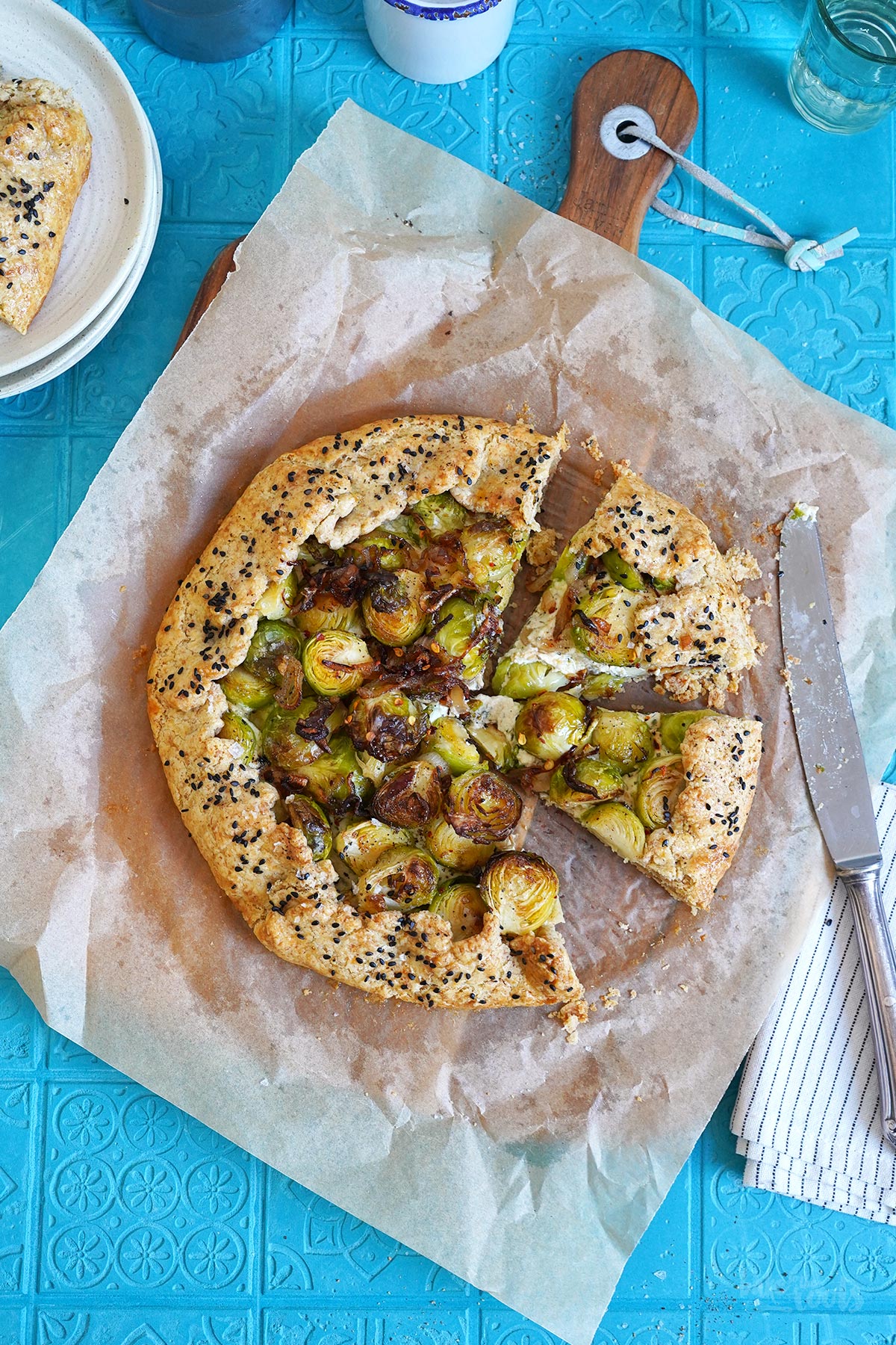 Einfache Rosenkohl Galette mit Ricotta & Blauschimmelkäse | Bake to the roots